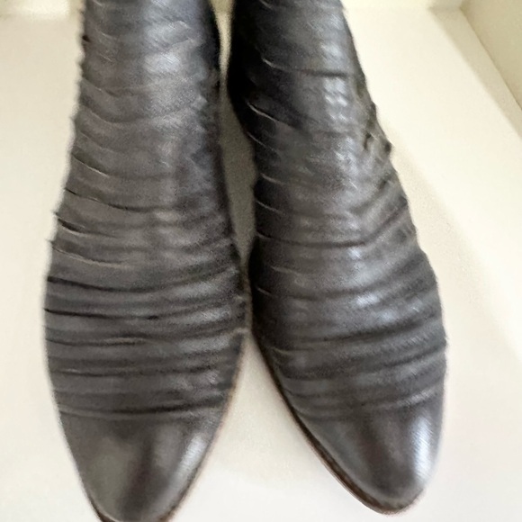 Kanna Women’s Sz: 39 Black Side Zip Block Heel Sliced Leather Ankle Bootie - Picture 2 of 5